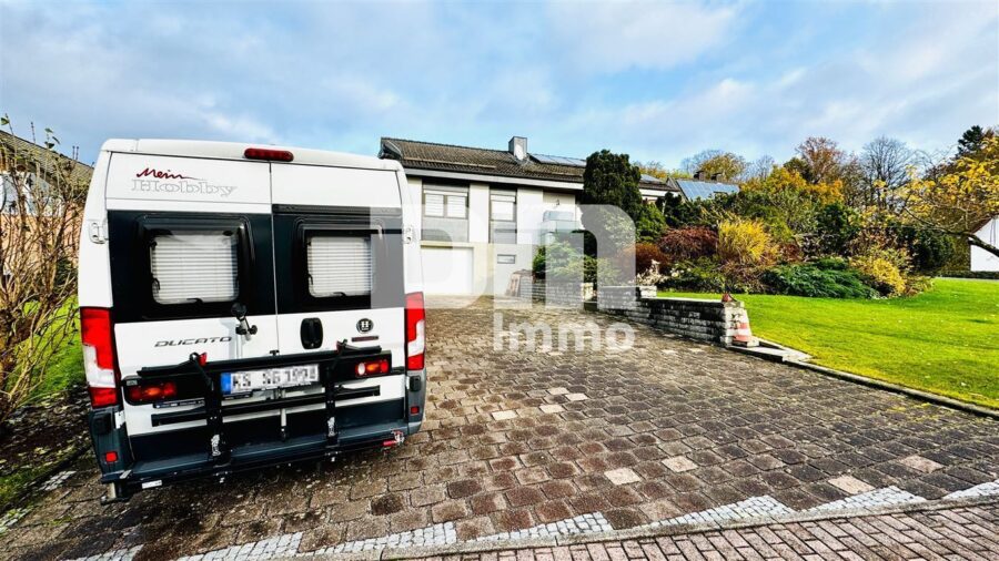 Schönes gepflegtes Einfamilienhaus mit großem Grundstück, Terrasse, Panoramablick und vielen Extras - Einfahrt / Parkflächen